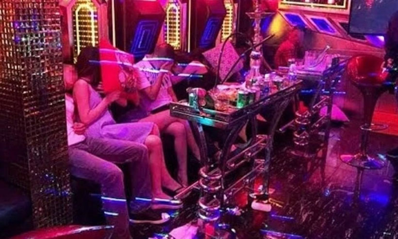 Một tiến sĩ trường Đại Học bị tố có hành vi trụy lạc ở quán karaoke