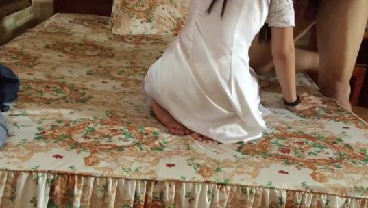 Em nữ sinh viên áo dài ăn kem