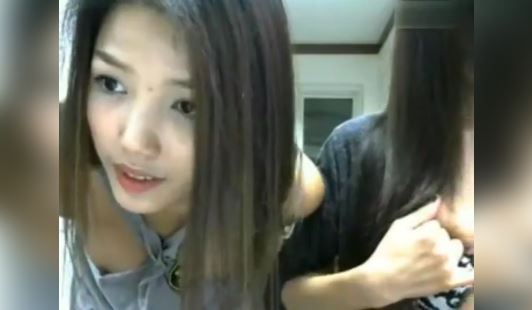 Teen Girl Vén Áo Show Hàng Lộ Núm Hồng Đẹp