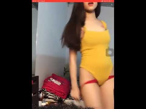 Clip gái xinh cởi quần lót khoe bím múp nhảy gợi tình
