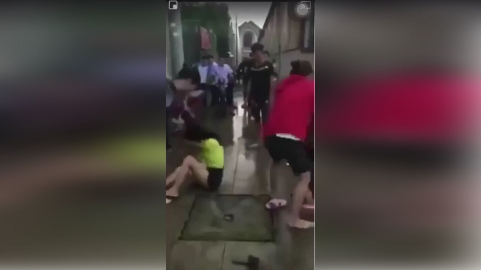 Clip 2 nữ sinh 14 tuổi Đồng Nai bị bạn đánh dã man vì đi xe Nẹt Pô và nhìn đểu