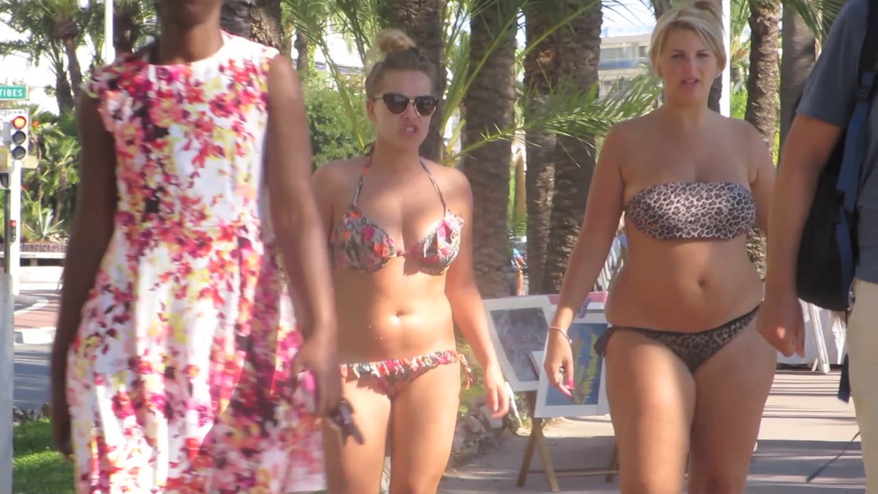 Những cô gái mặc bikini bé xíu đi dạo trên đường phố