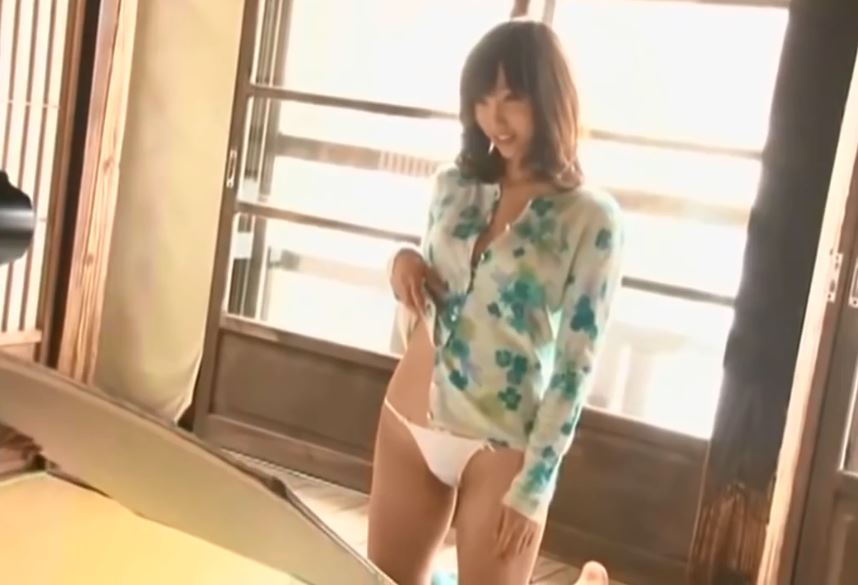 Gái đẹp Nhật Bản Yoshiki Risa Sexy vén váy để lộ đồ lót nóng bỏng