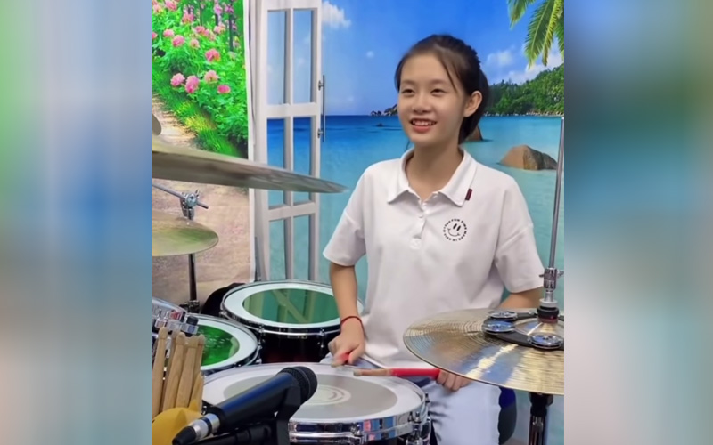 Clip em gái xinh đẹp chơi trống CỰC ĐỈNH