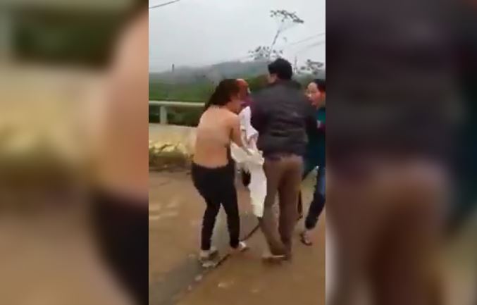 Clip đánh ghen lột đồ giữa đường ở làng quê