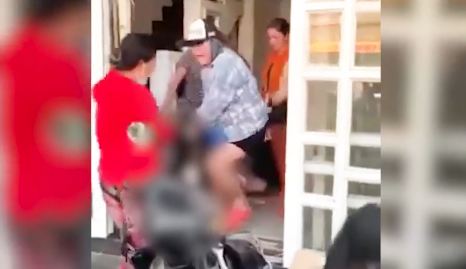 Nhóm phụ nữ xông vào nhà vệ sinh túm tóc, lôi xềnh xệch 1 cô gái trẻ ra sân để đánh ghen
