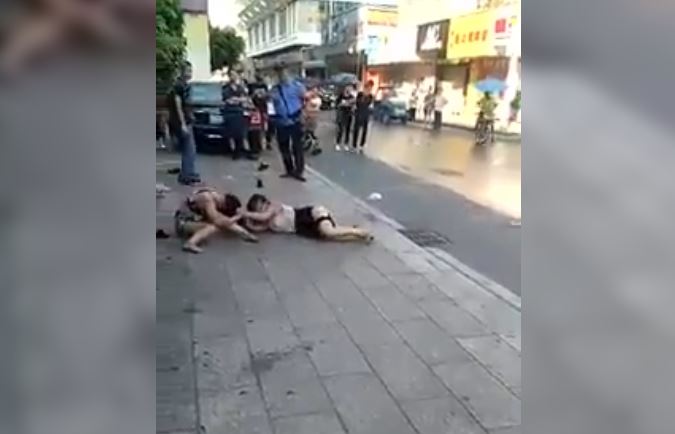 Clip gái xinh đánh ghen vật lộn trên đường phố như Boxing