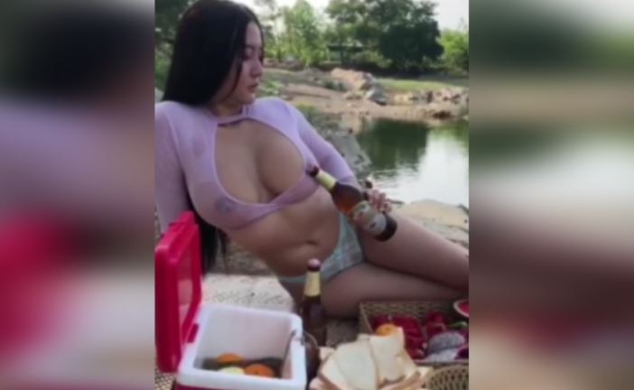 Clip Gái Xinh mặc đồ lót xuyên thấu Bật Bia Bằng Núm Ngực Khủng