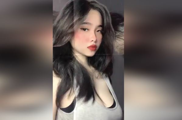 Clip Gái Xinh 18 Cute Khoe Hàng Hở Ngực Gợi Cảm chết ngất