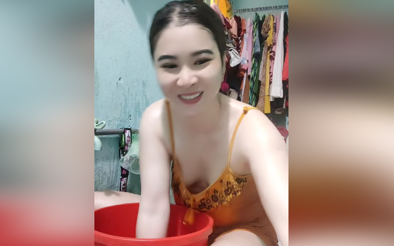 Clip Gái Xinh Facebook THẢ RÔNG Khoe Ngực Đẹp
