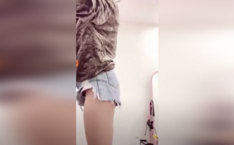 Clip hot girl không mặc quần lót livestream lộ bím