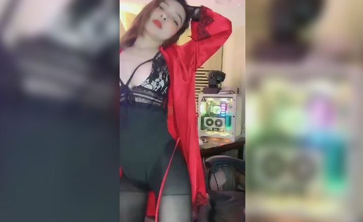 Pretty girl in lace skirt without panties exposing pussy erotic dance
