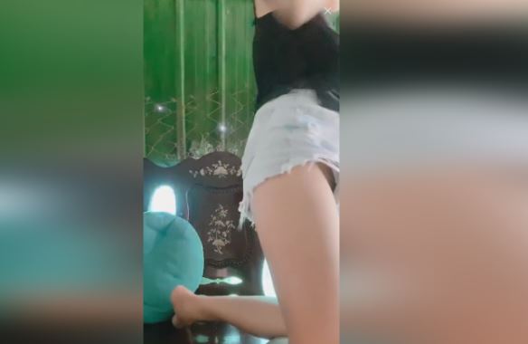 Clip em gái xinh Mới Lớn Không Mặc Quần Lót Lộ Hàng trên sóng Livestream