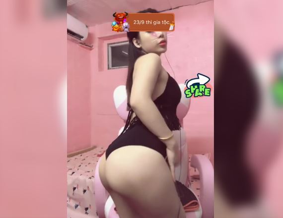 Clip em Gái Xinh 18 SHOW HÀNG MÔNG TO GỢI CẢM
