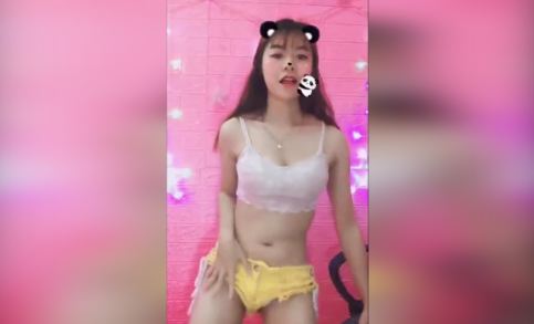 Clip gái xinh mặc quần lót ngắn cũn cỡn nhảy sexy để lộ lông bướm gợi cảm