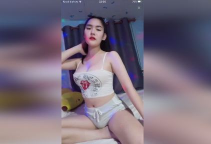 Gái xinh 18 Việt nam khoe hàng bím múp vếu khủng tự sướng