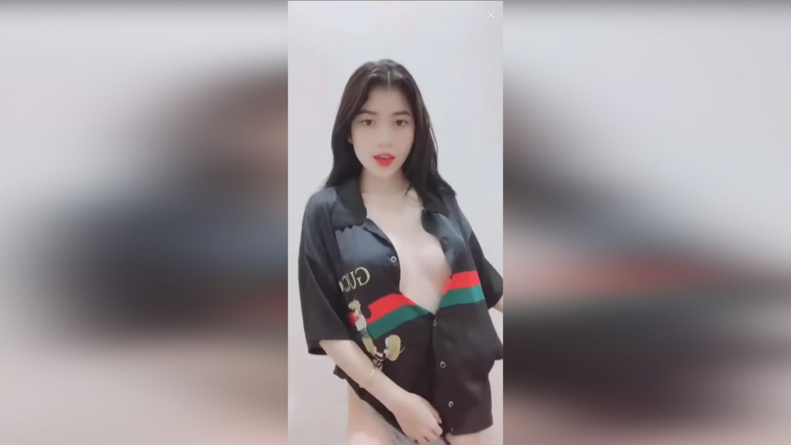 Clip Hot Girl Cute Mặc Sơ Mi Thả Rông Khoe Vếu ĐẸP