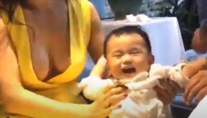 Người mẫu Kim Cương lộ hàng khi đang phỏng vấn
