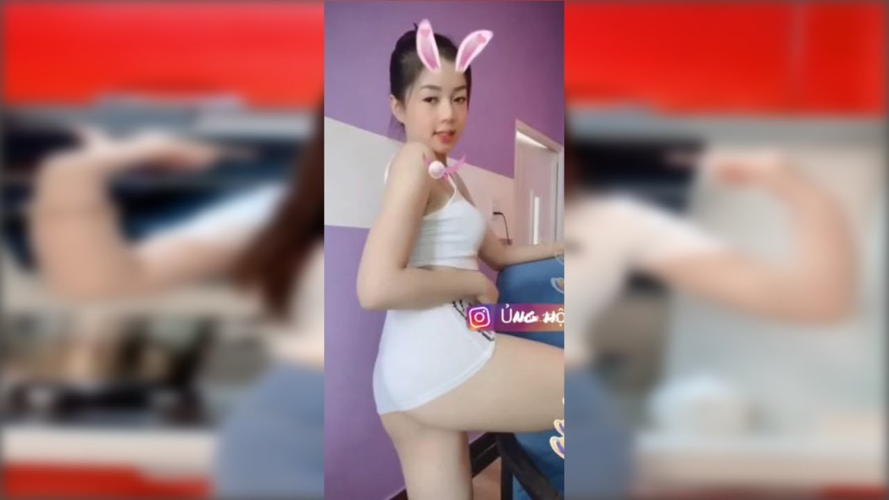Clip gái xinh mặc váy ngắn không mặc quần chip nhảy lộ bím