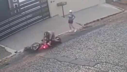 Clip nam thanh niên sàm sỡ cô gái đi đường và nhân cái Kết Đắng